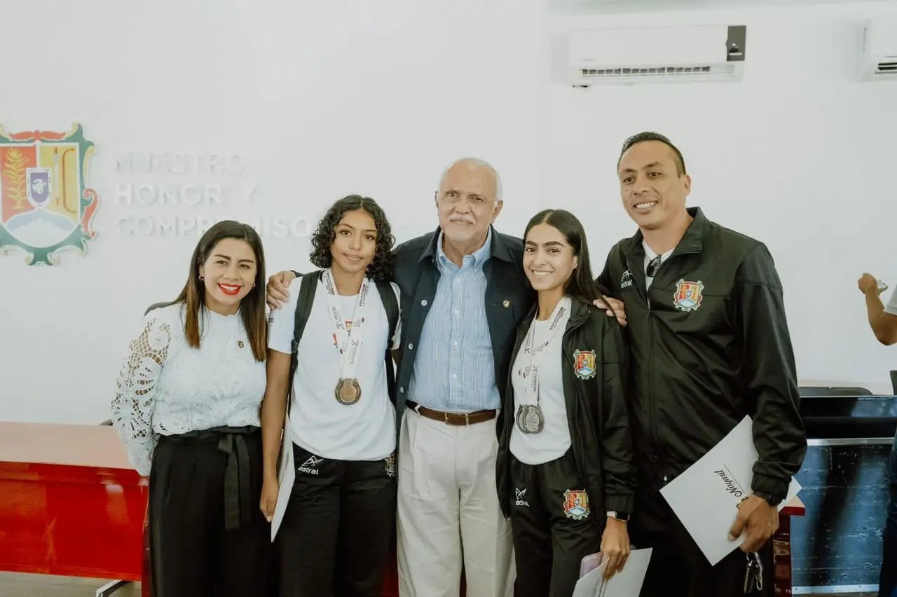 Entrega gobernador estímulos a atletas y entrenadores