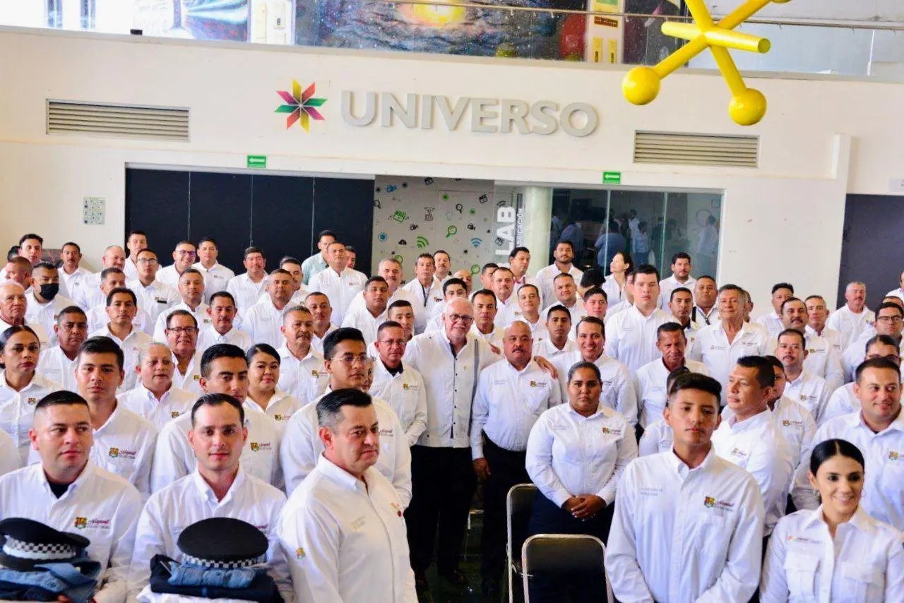 Entrega gobernador uniformes a agentes de movilidad