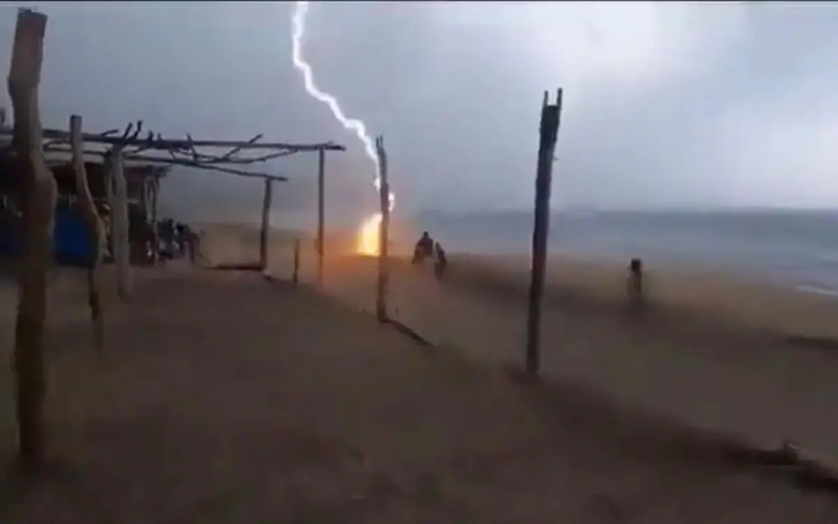 VIDEO: Rayo mata a dos personas en playas de Michoacán