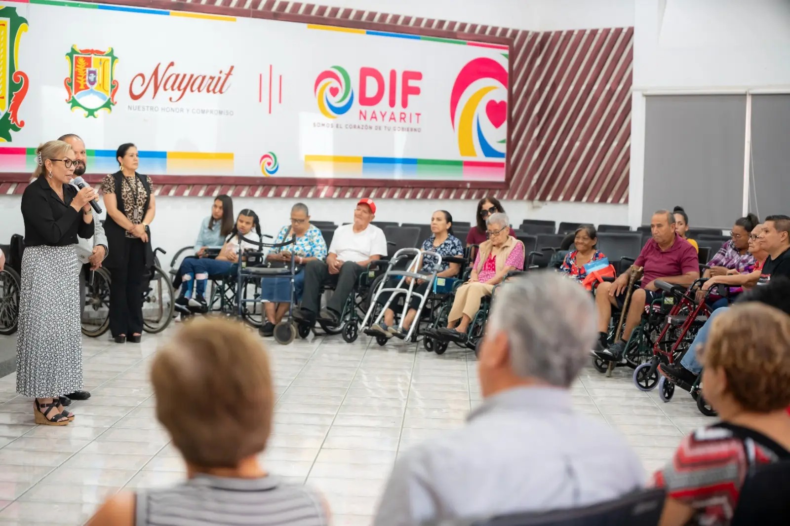 Agradecen Nayaritas al DIF Nayarit por aparatos de movilidad asistida