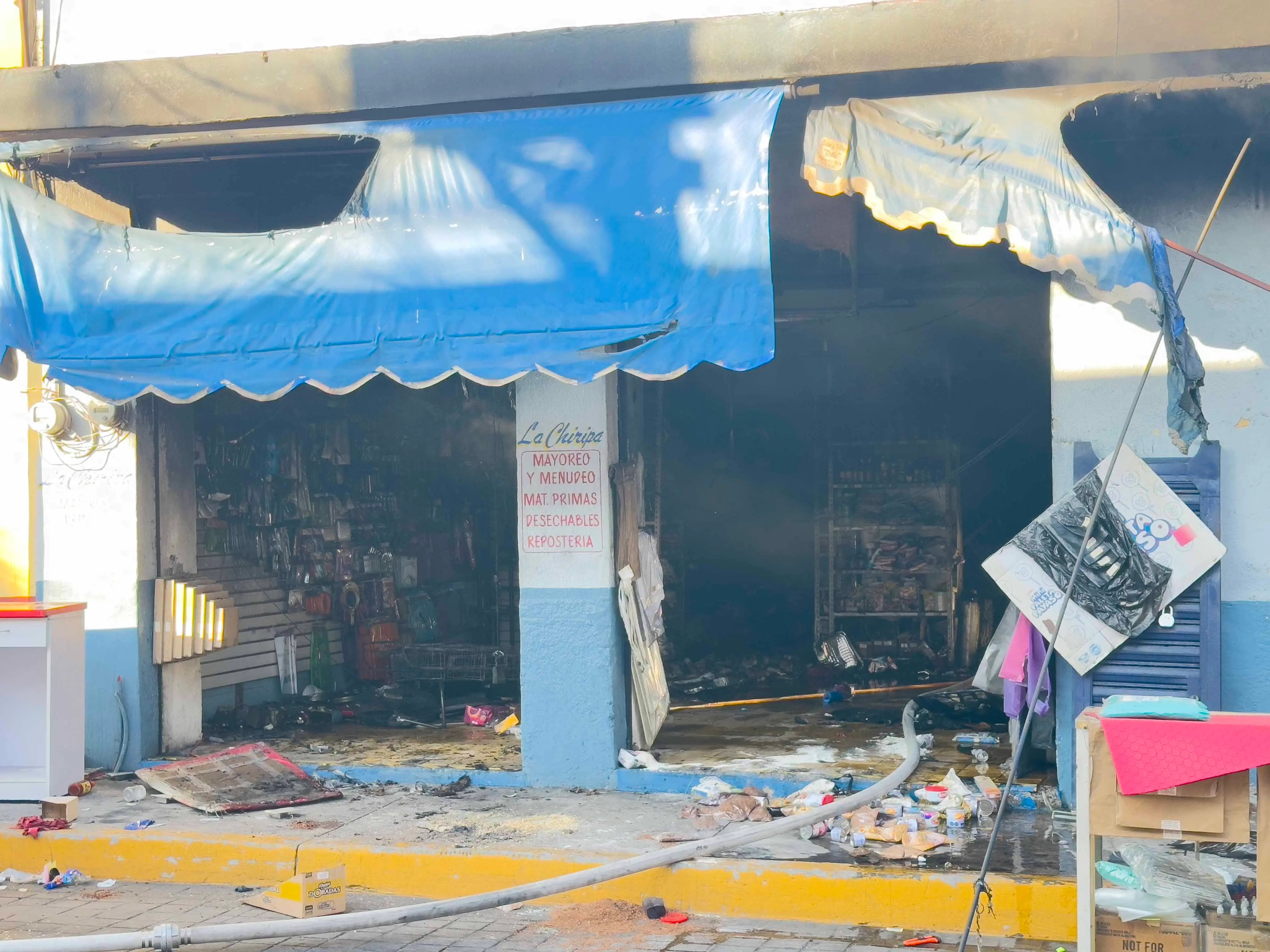 FOTOS: Consume incendio negocio en el centro de Tepic