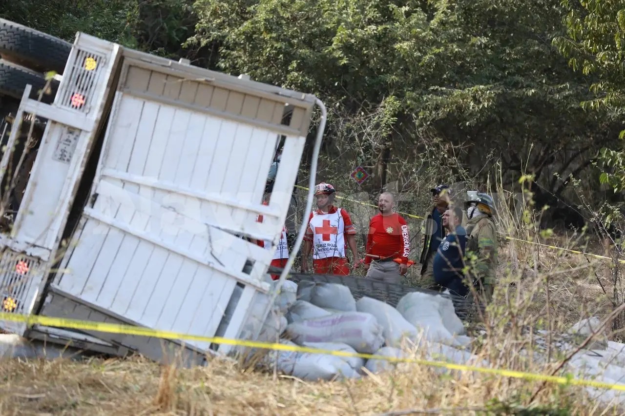 Lo aplasta camión al volcar en la federal 15