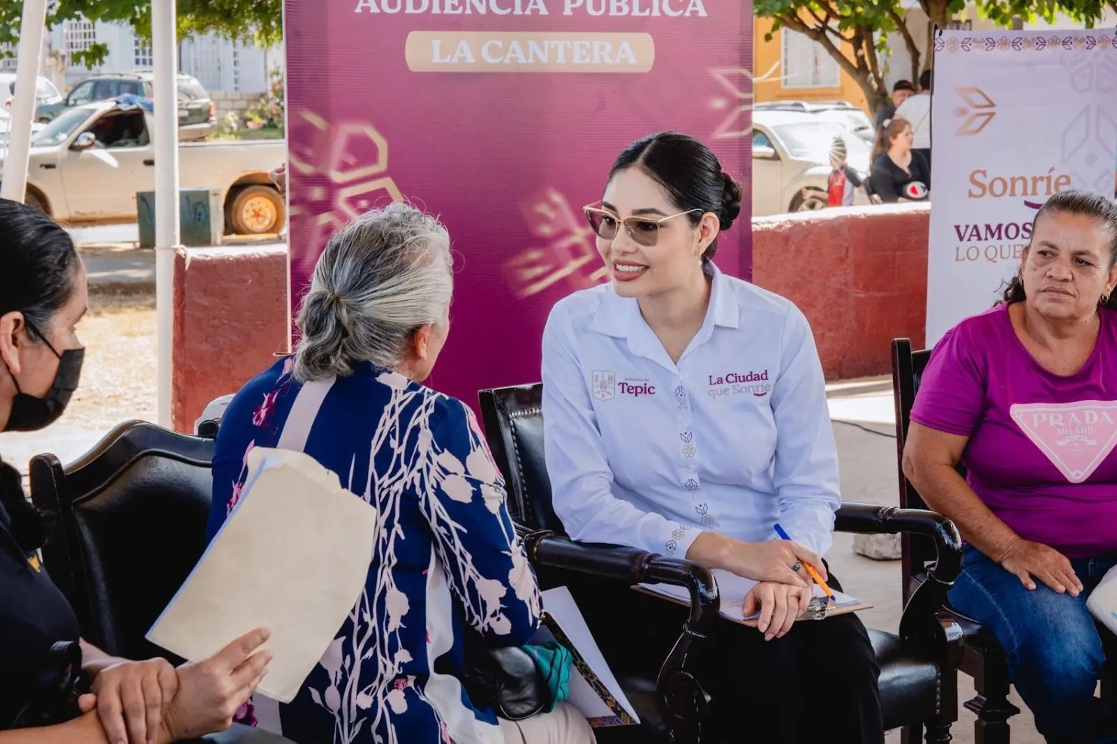 Atiende Geraldine a habitantes de Villas del Roble