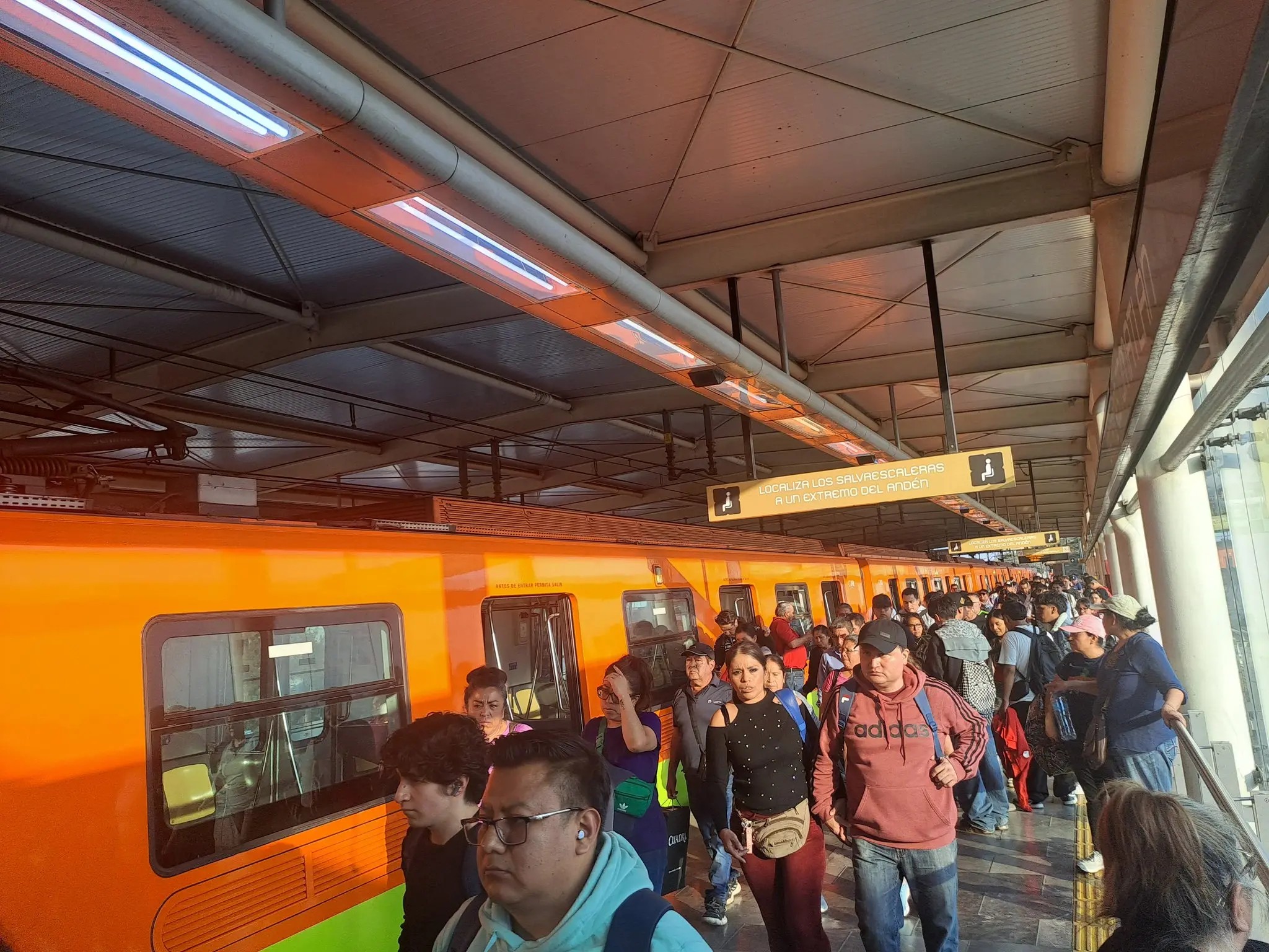 Usuarios denuncian agresión policial en estación del Metro CDMX