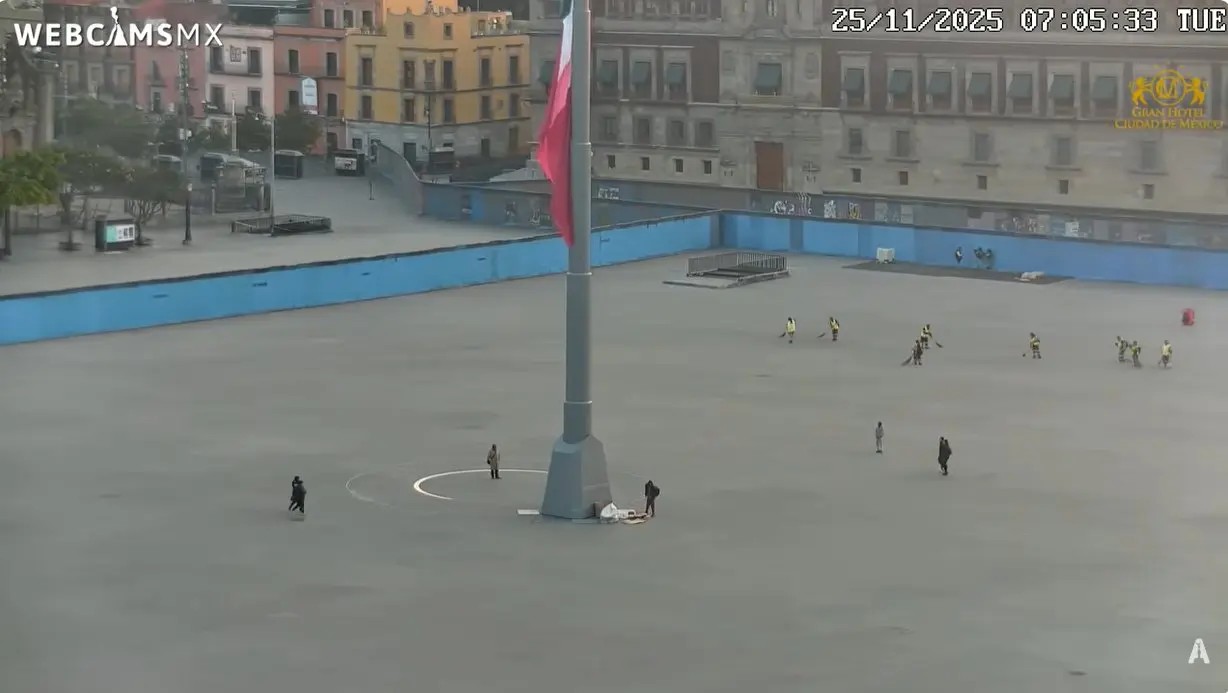 Zócalo \"blindado\" recibe marcha masiva del 25N en CDMX