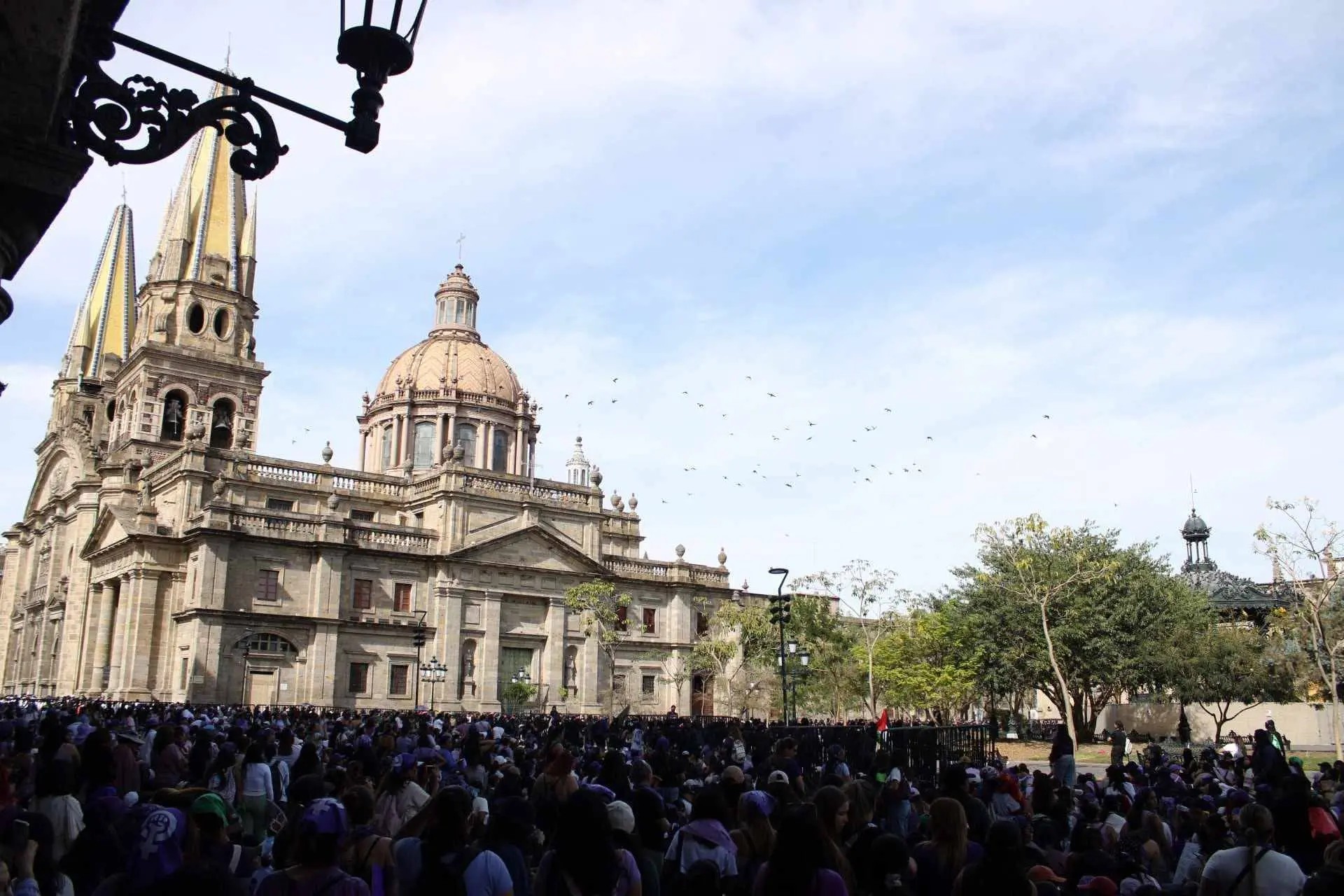 Frente Feminista toma las calles de Guadalajara en la marcha del 8M