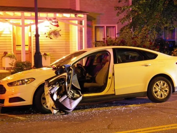 Volcadura en Arenales Tapatíos deja a conductor en estado grave