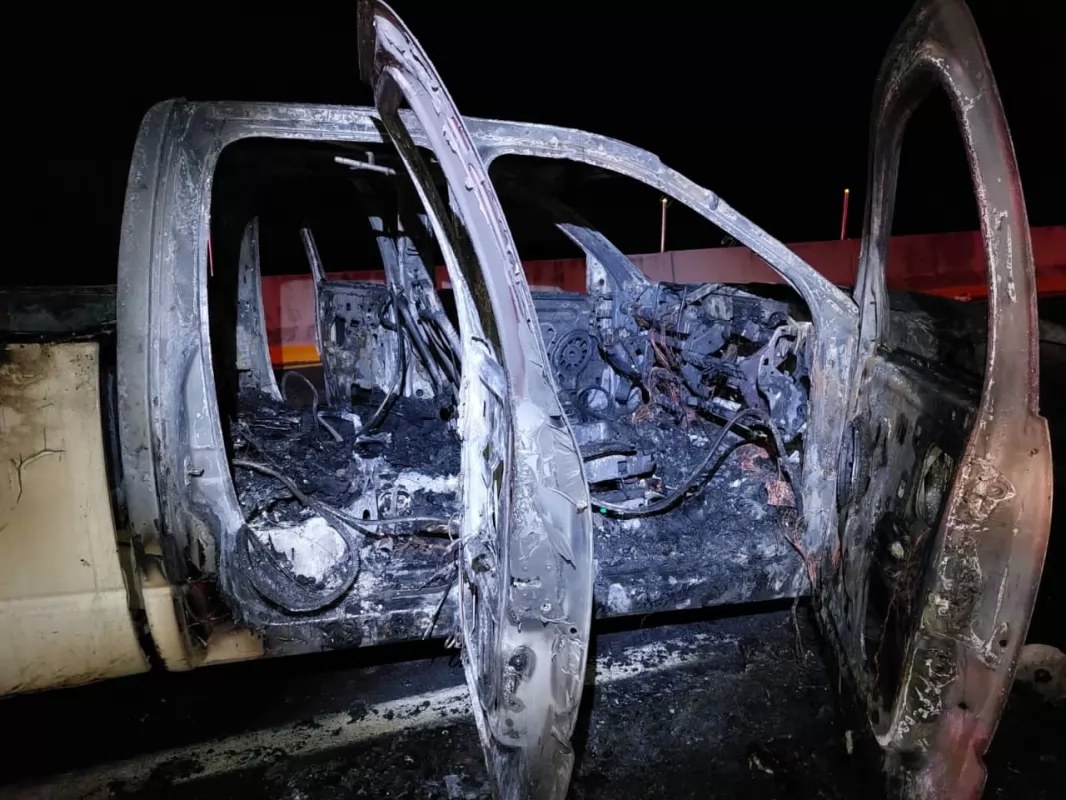 ¡La libraron de milagro!: Arde camioneta en la Tepic-Villa Unión