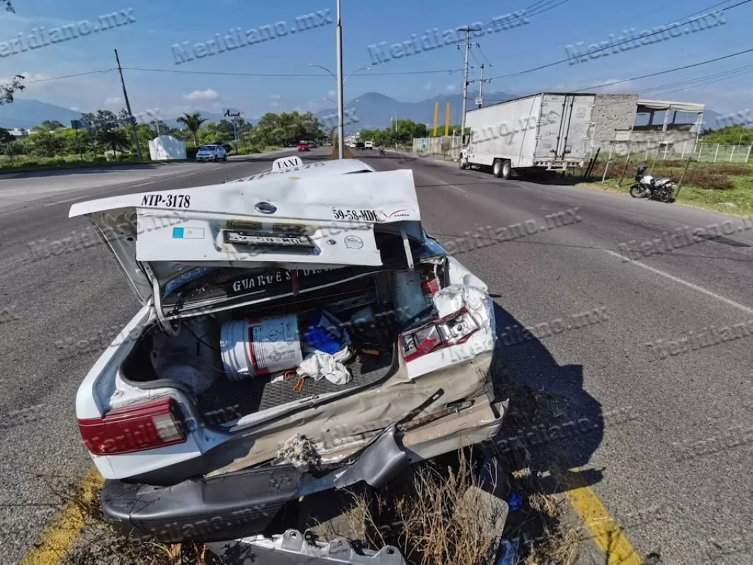 Torton embiste a taxi sobre libramiento