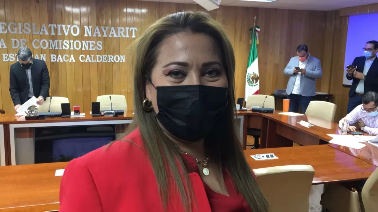 Responde diputada a señalamientos de doble sueldo