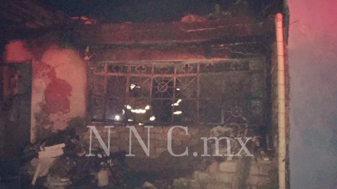 Humilde vivienda consumida en llamas