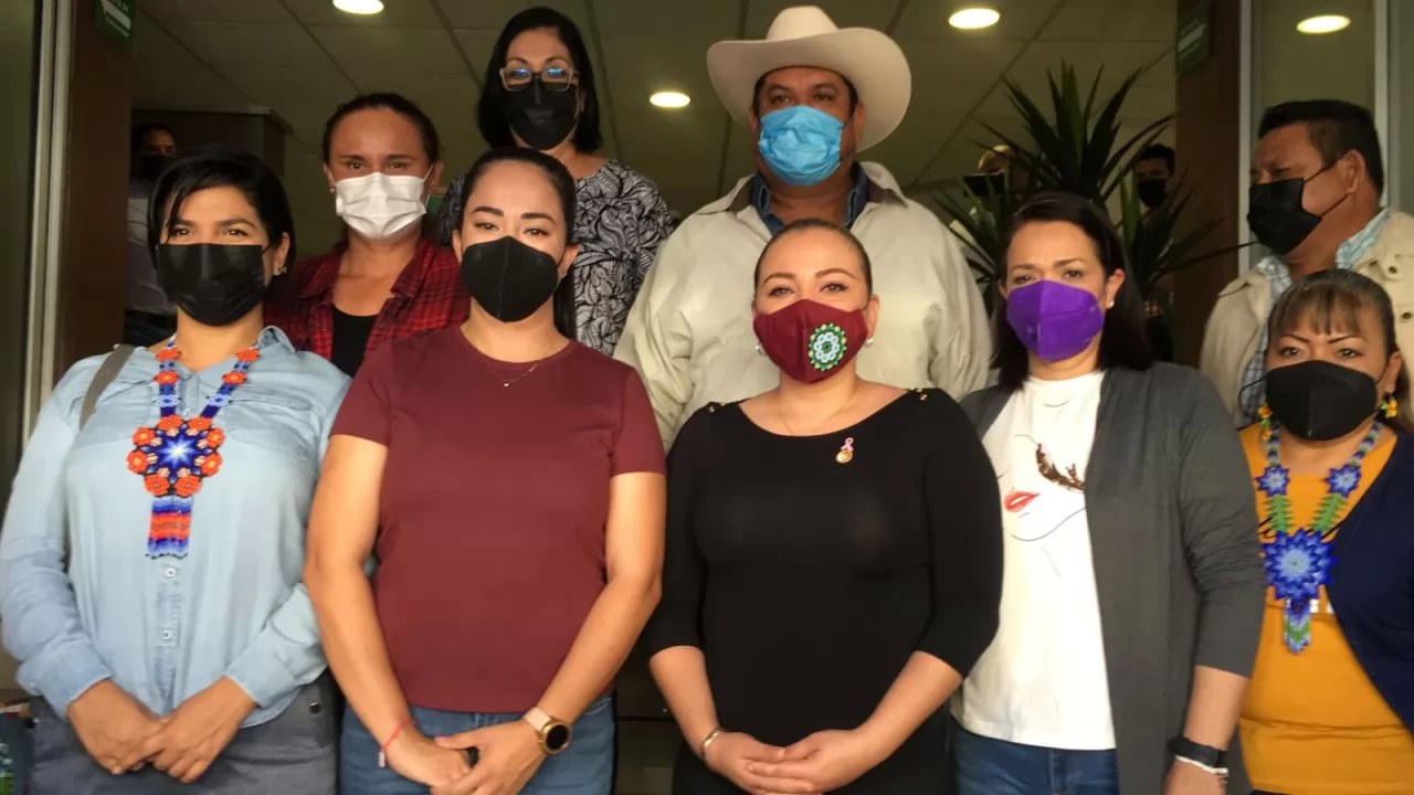 \"No es momento de protagonismos, hagamos a un lado los colores\"