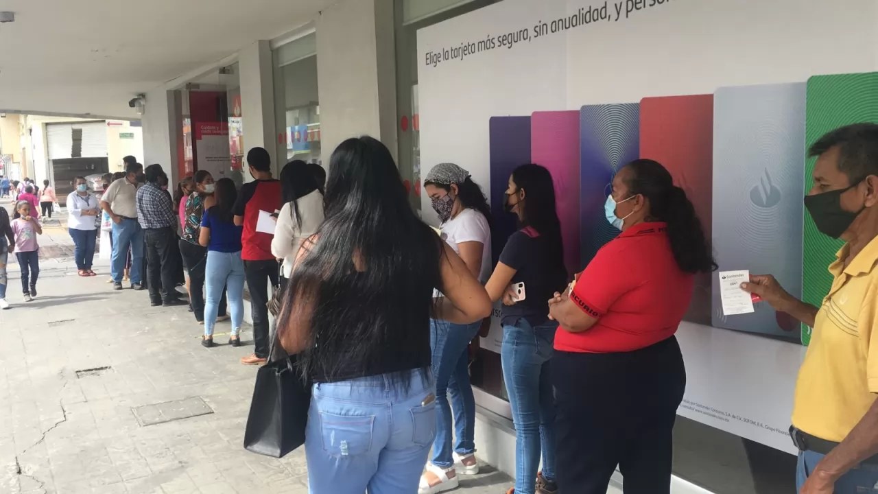 Vuelven las largas filas a los bancos en Tepic