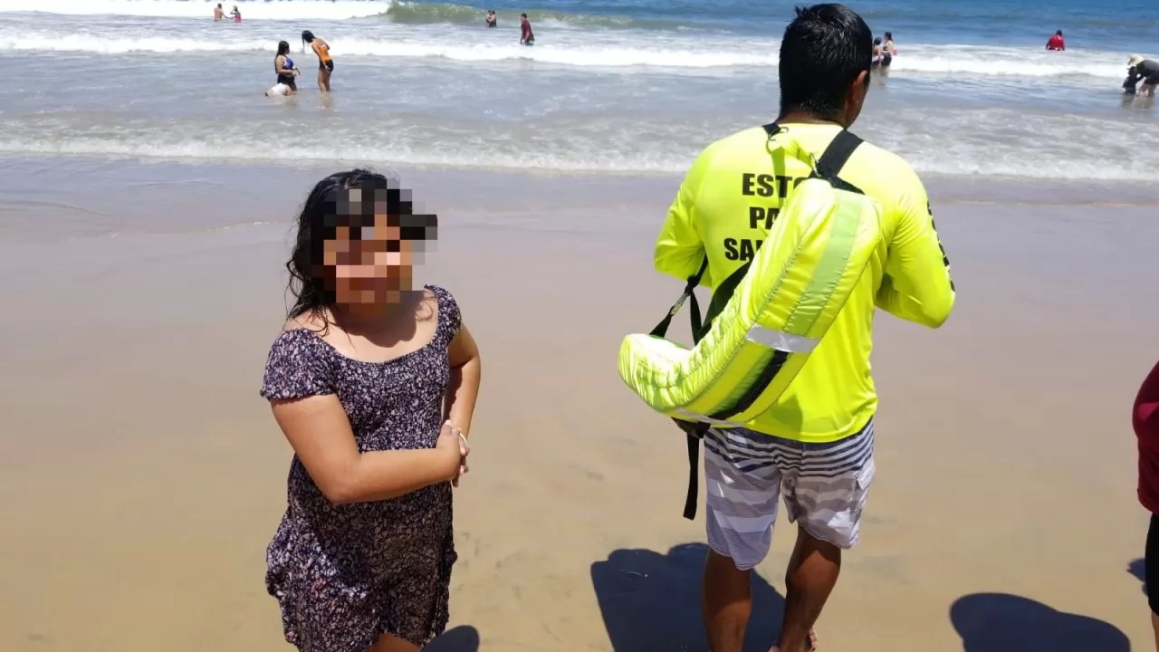 Guardavidas del estado salvan la vida de dos menores de edad en la playa Guayabitos