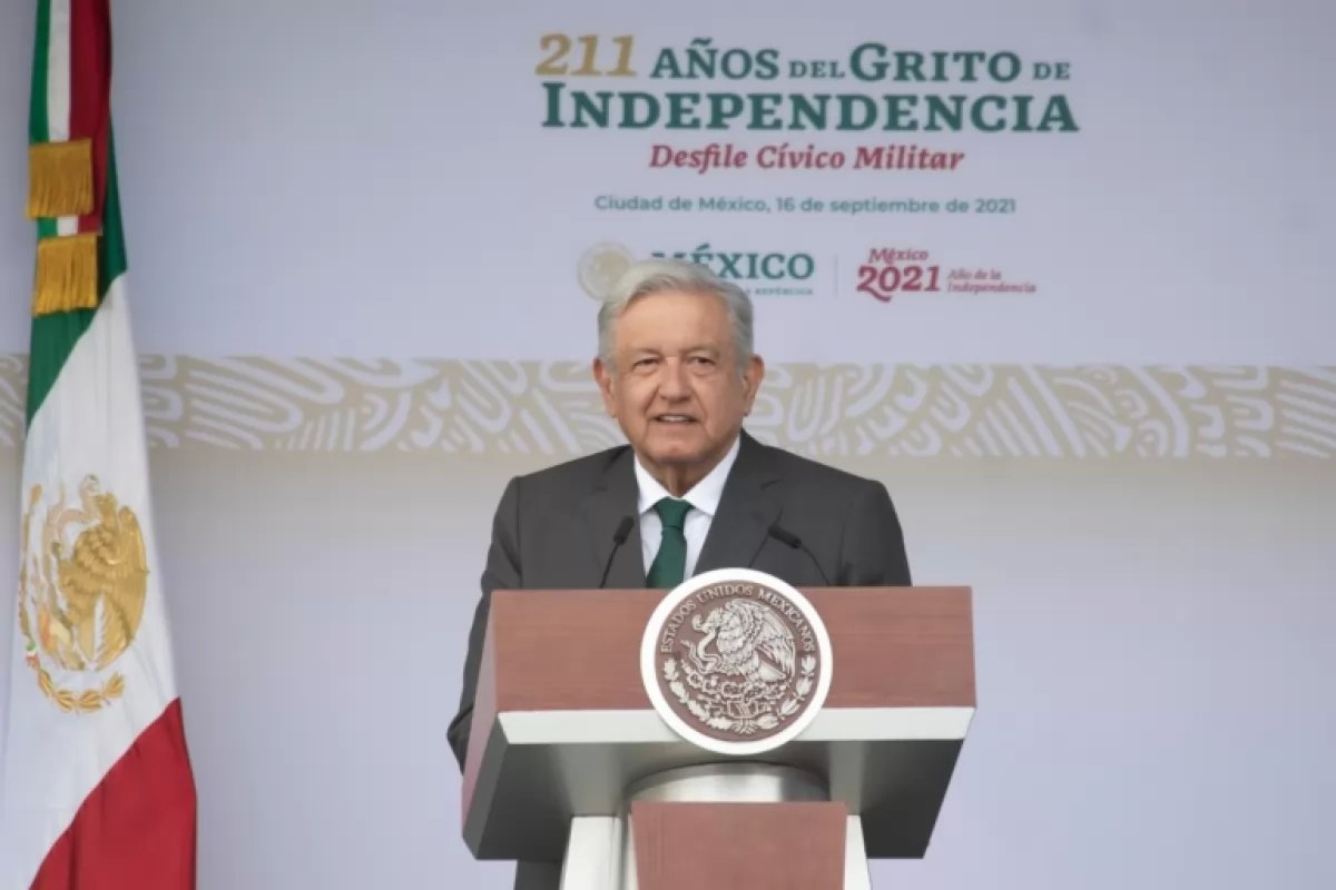 Rinde AMLO homenaje a Miguel Hidalgo durante el desfile cívico militar