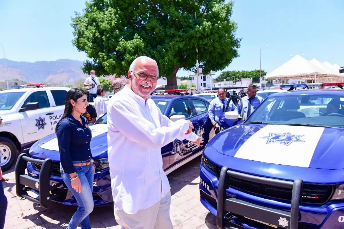 Entregan nuevas unidades a policía turística y de caminos