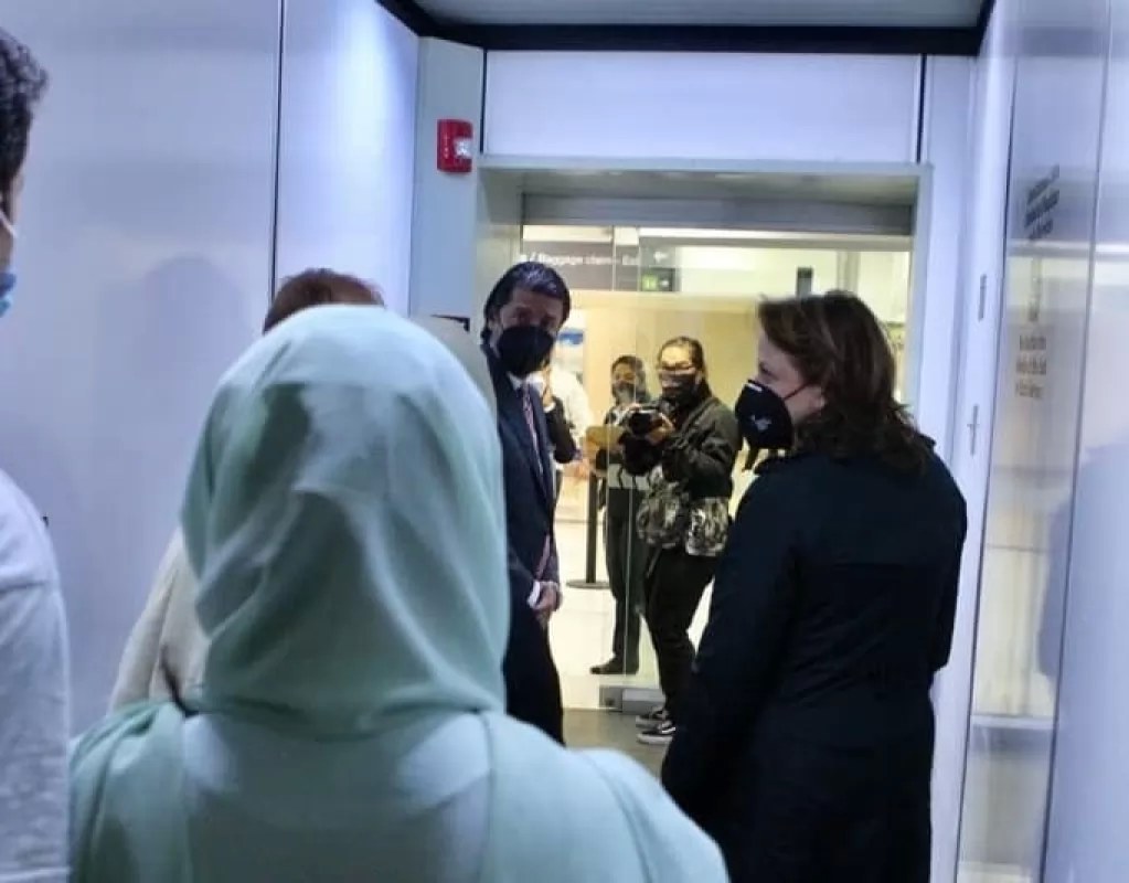 Arriba a México quinto grupo de refugiados afganos