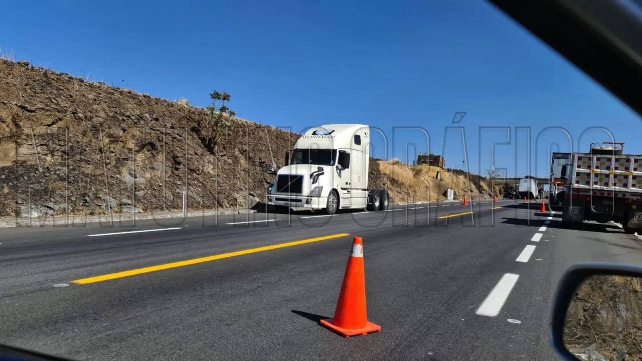 Cañero se impacta por alcance a trailer y se incendian ambos