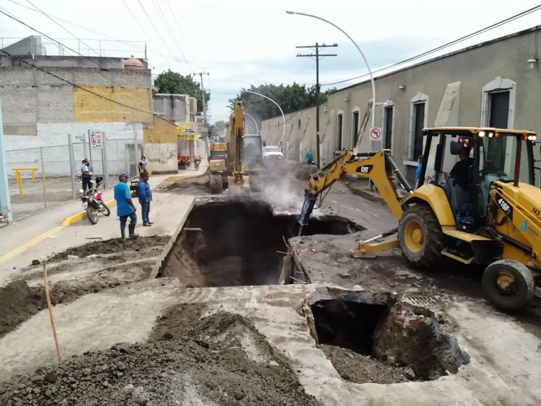 Atiende el Ayuntamiento Socavón en la calle 12 de octubre