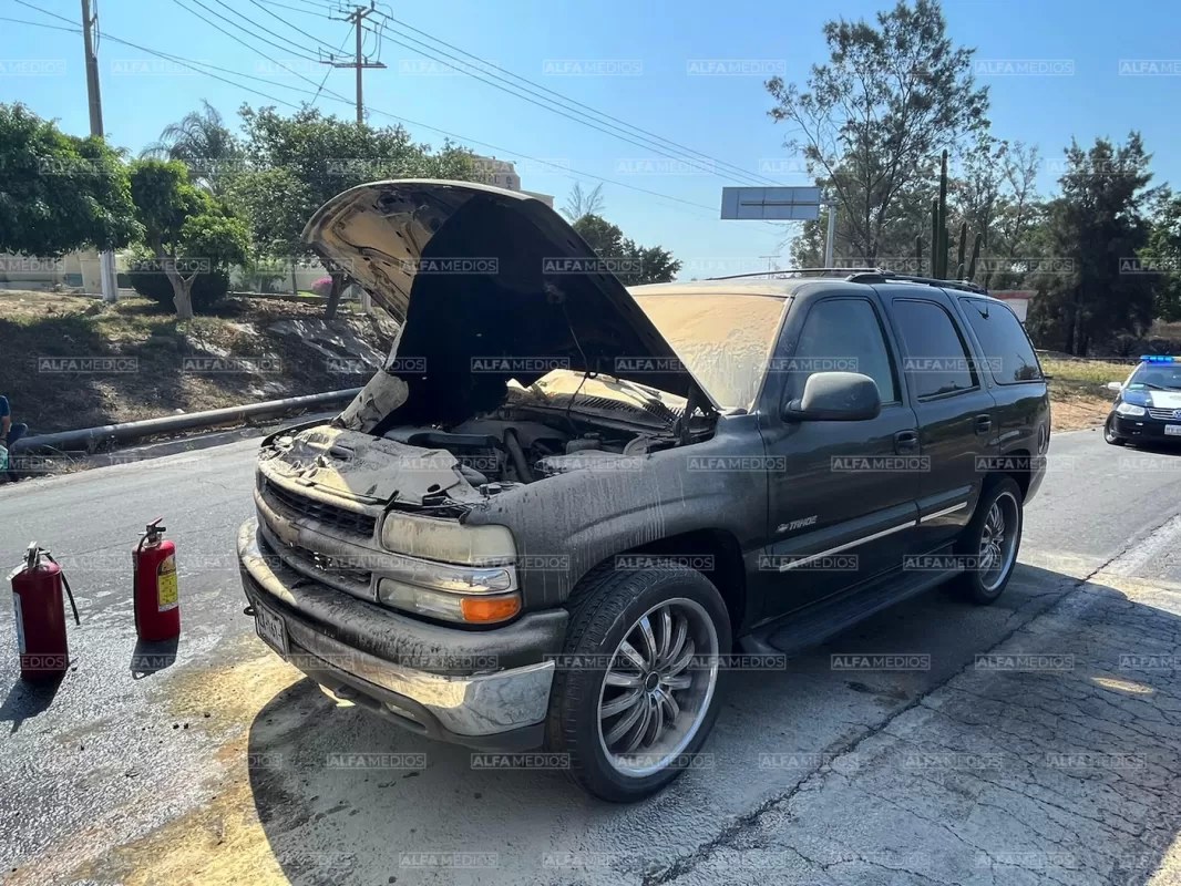 Camioneta se incendia en el libramiento
