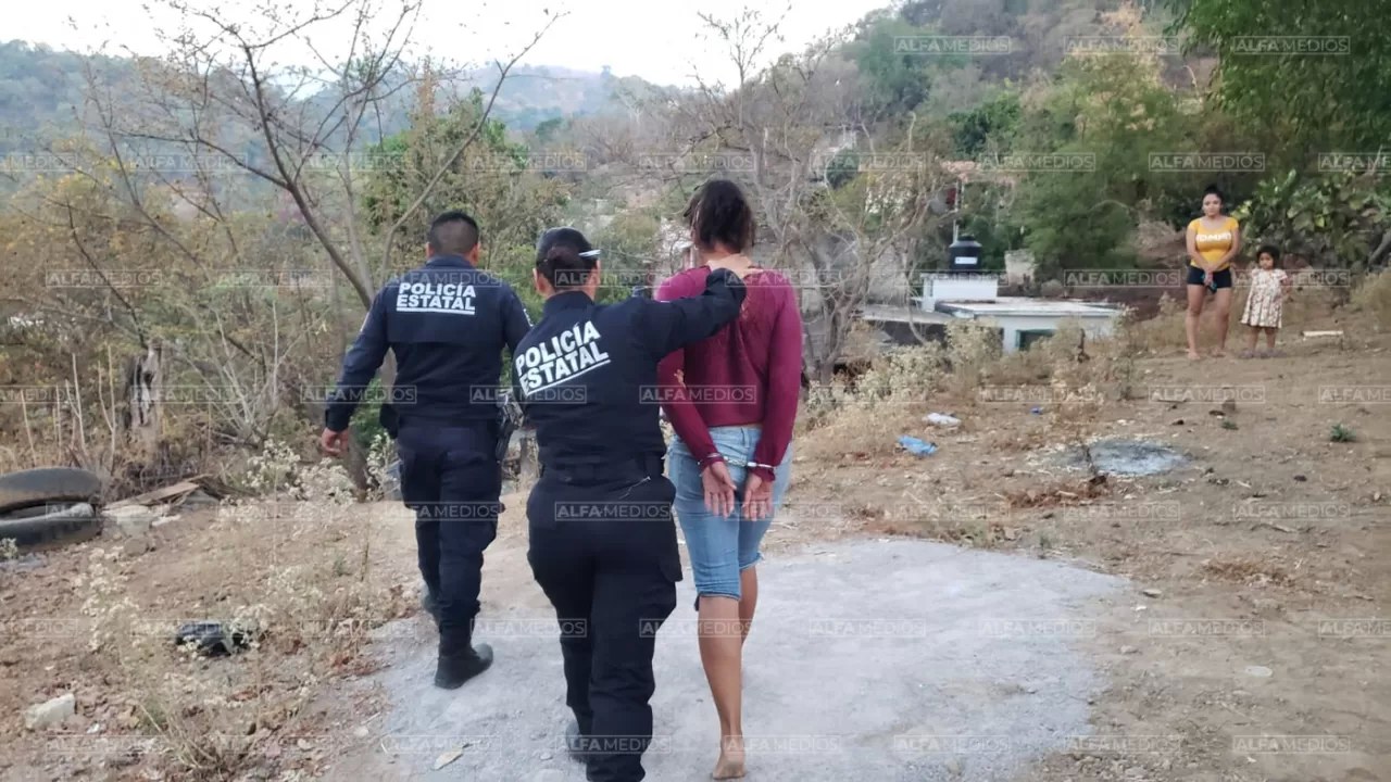 Detienen los estatales a mujer en barranca blanca
