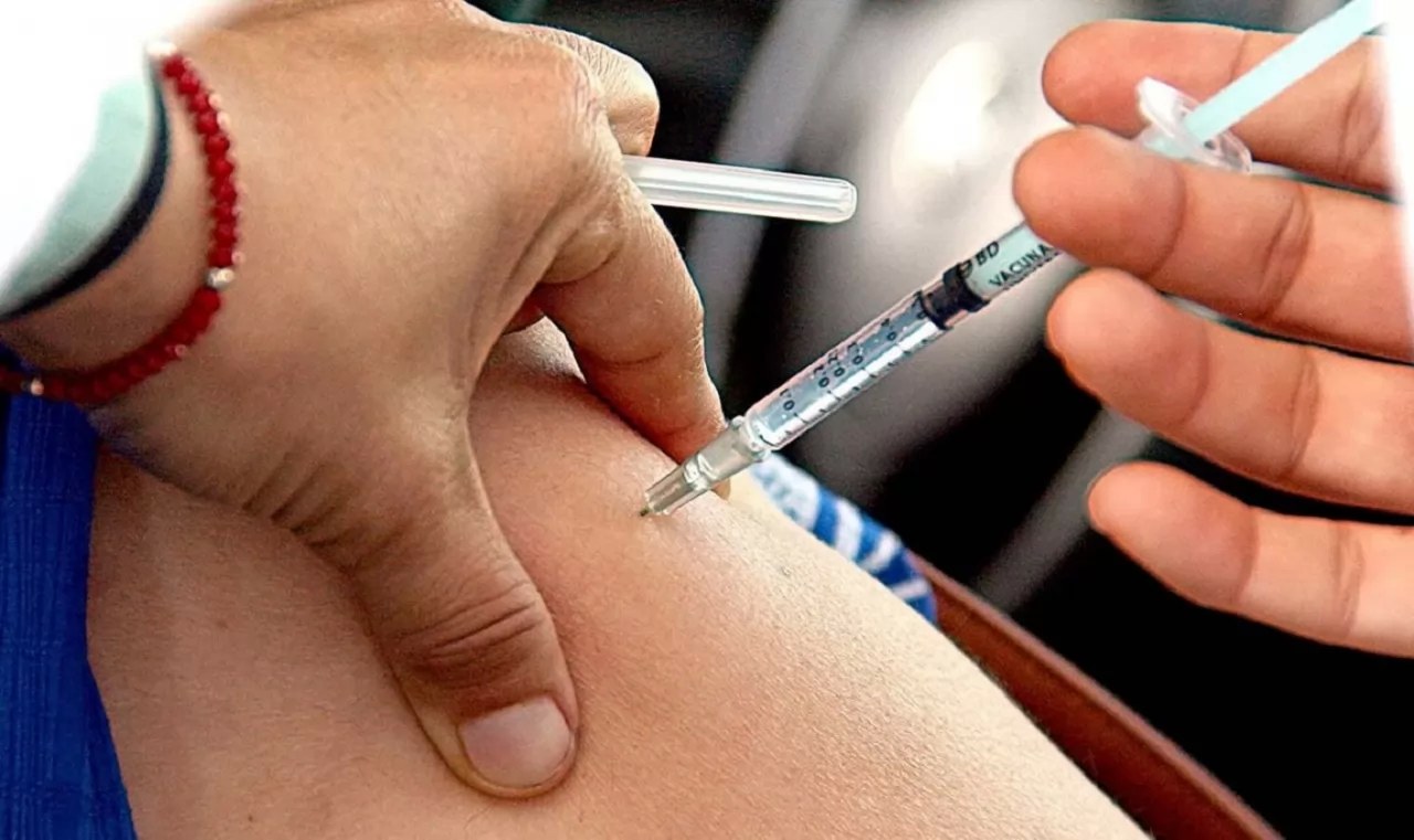 Acusan a Morena de hacer \"uso faccioso\" de la vacuna contra COVID