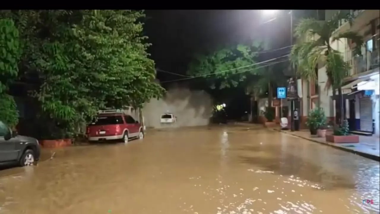 Captan momento exacto del derrumbe de un edificio en Puerto Vallarta