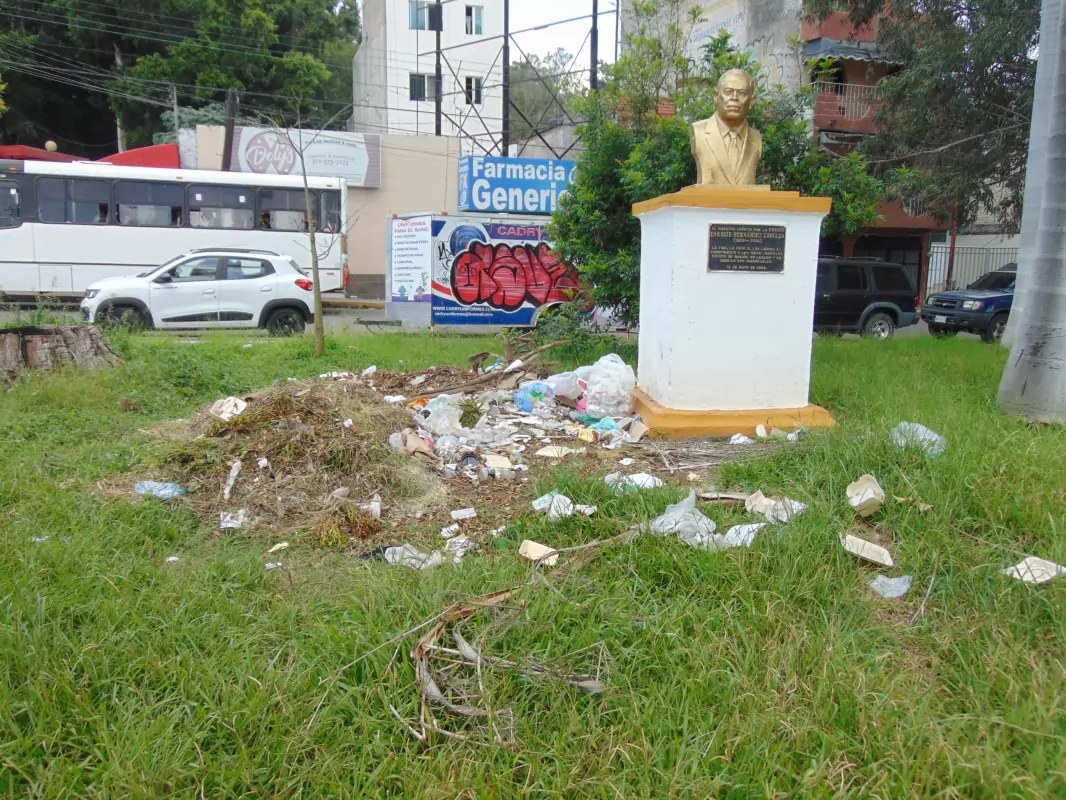 Plaza del Maestro un foco de infección para los tepicenses