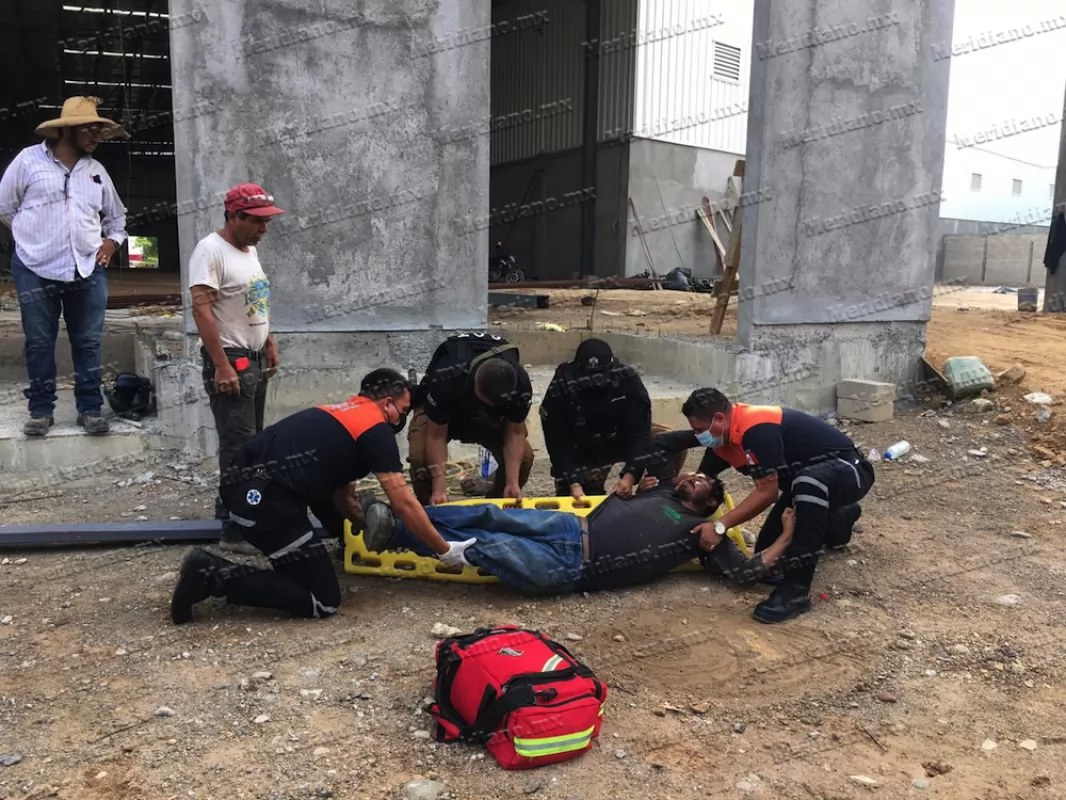 ¡obrero cayó de 5 metros de altura!