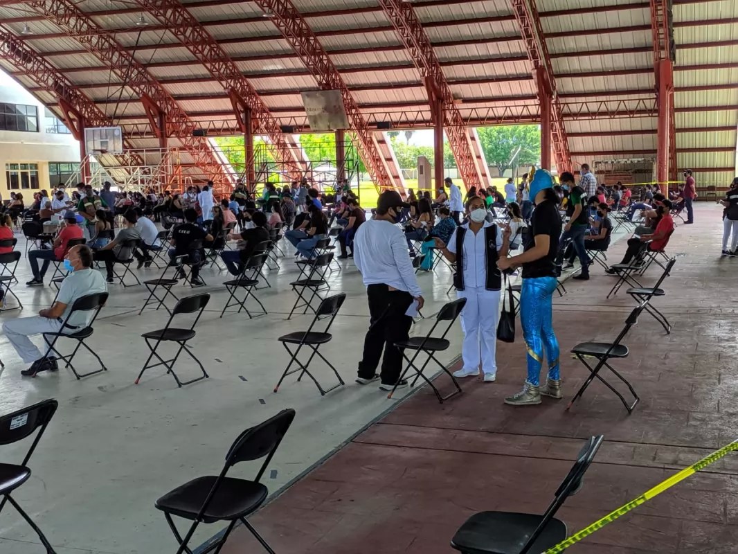 Entre disfraces y cosplay: Así fue la vacunación centennial en Tepic