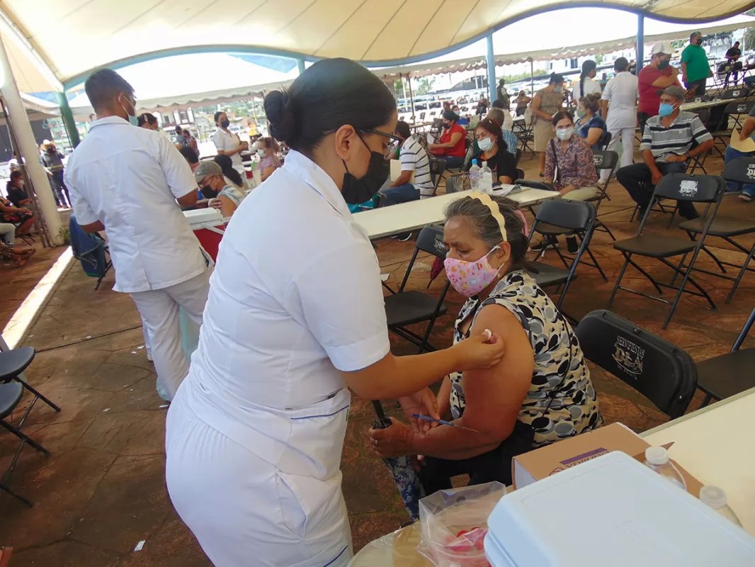 Aplican segunda dosis a personas de 50 a 59 años de edad en Tepic