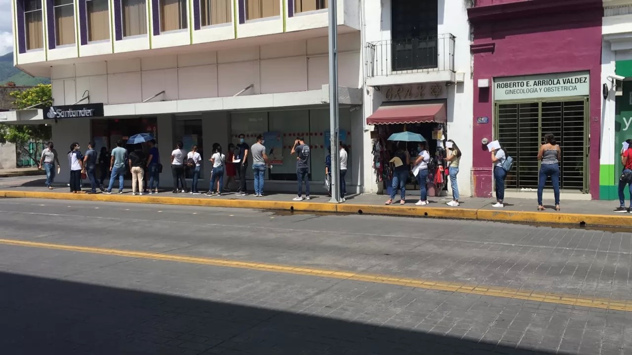 Largas filas de jóvenes... ¡en los bancos!