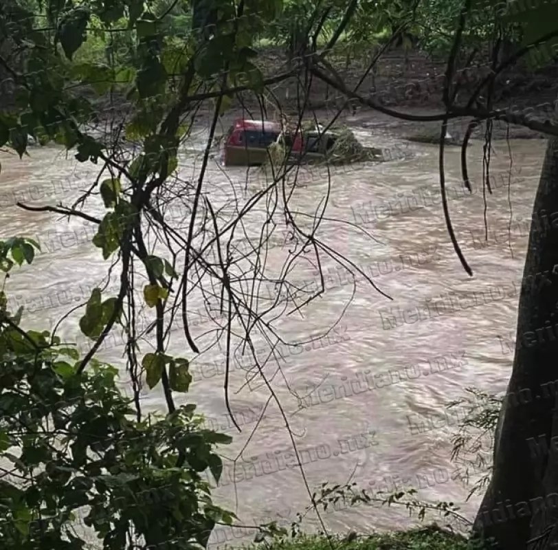 ¡arroyo arrastró camioneta con todo y abuelito!