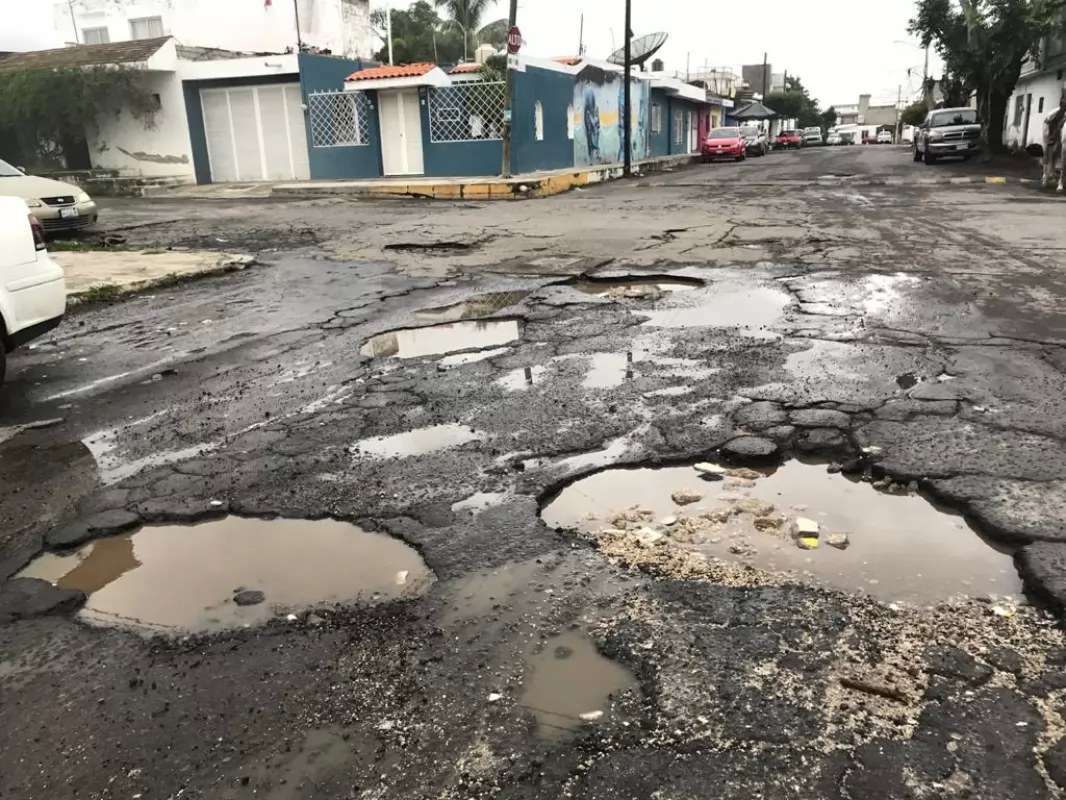 \"Los carros sufren y nuestros bolsillos lloran\": Baches inundan Tepic