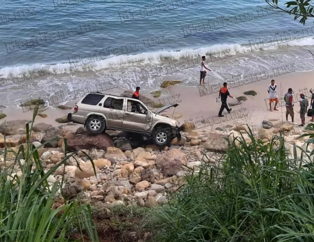 ¡se volcó canadiense y cayo a playa palmares!