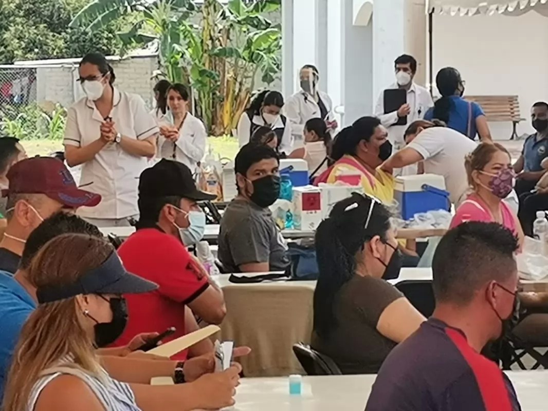 Adelantan vacunación contra la COVID en Xalisco