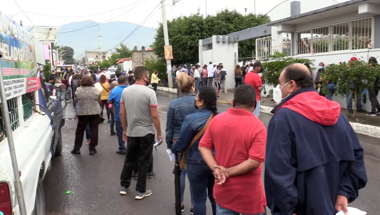 Desabasto de dosis causa descontrol durante vacunación en Xalisco