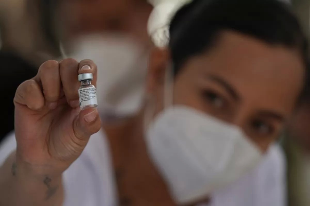 Aplican casi un millón de vacunas antiCOVID en México este jueves