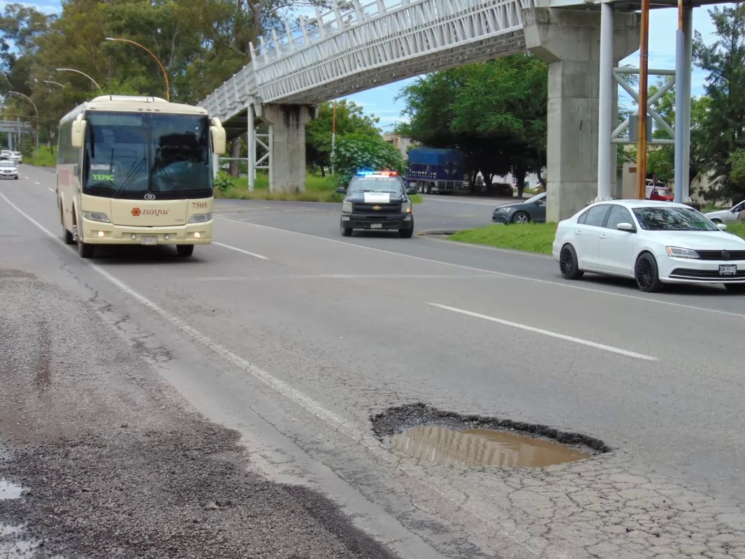 Baches ponen en riesgo a vehículos y motociclistas en el Libramiento de Tepic
