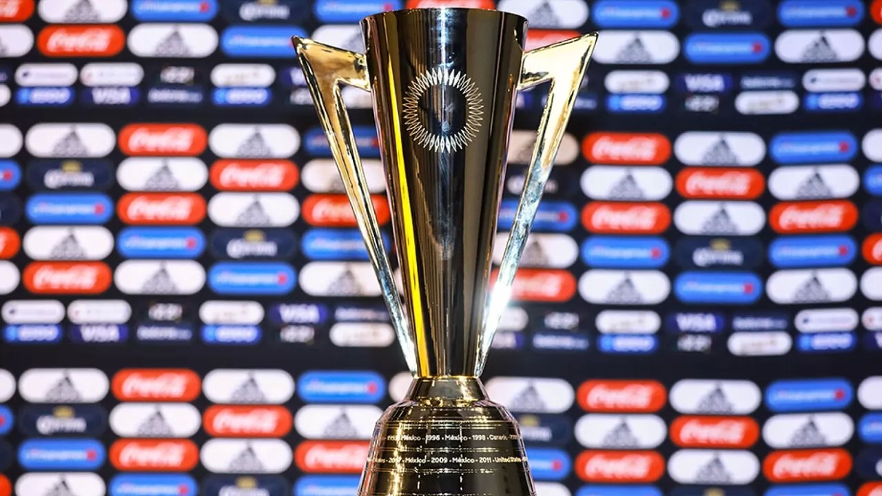 Un buffet azul y blanco