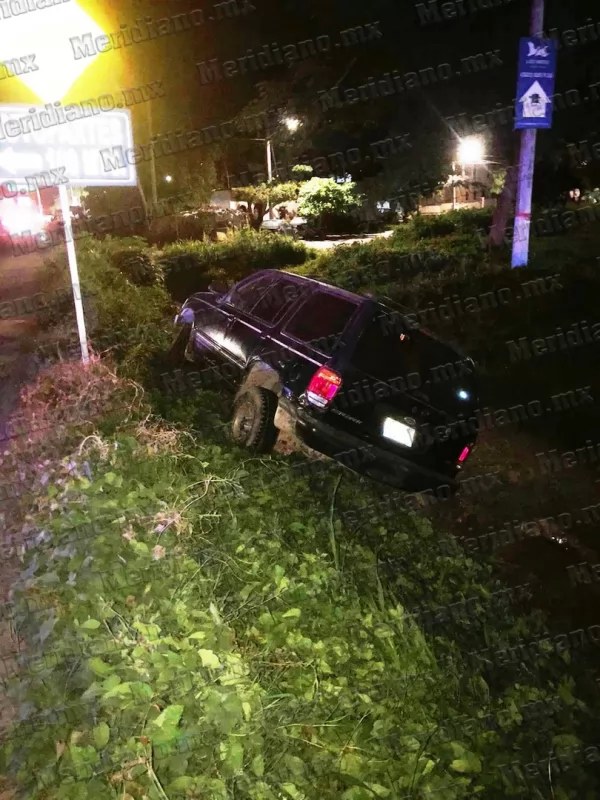 ¡camioneta ford cayó a un canal!