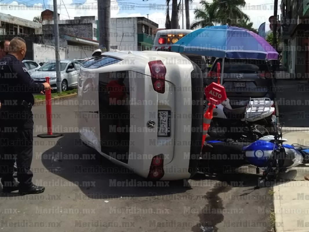 Aplasta Bora motocicleta estacionada en la Jacarandas