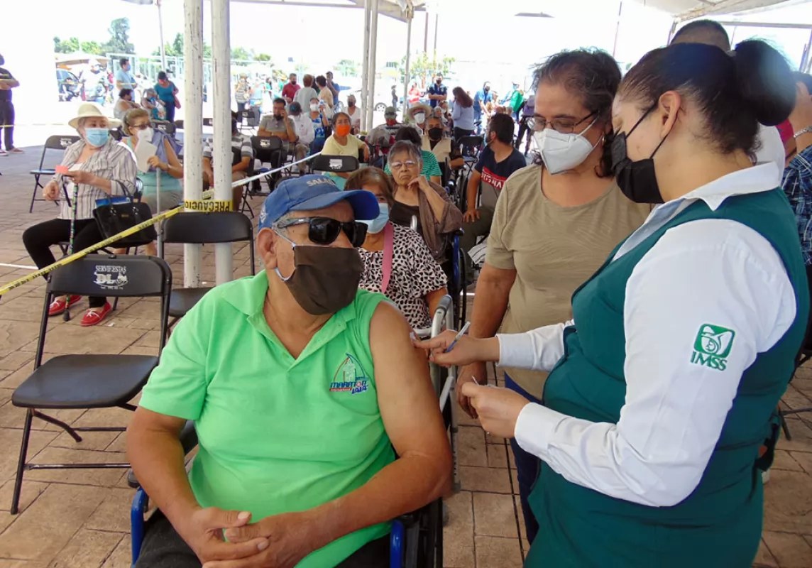 Llega vacunación de mayores de 40 años y embarazadas a Tepic