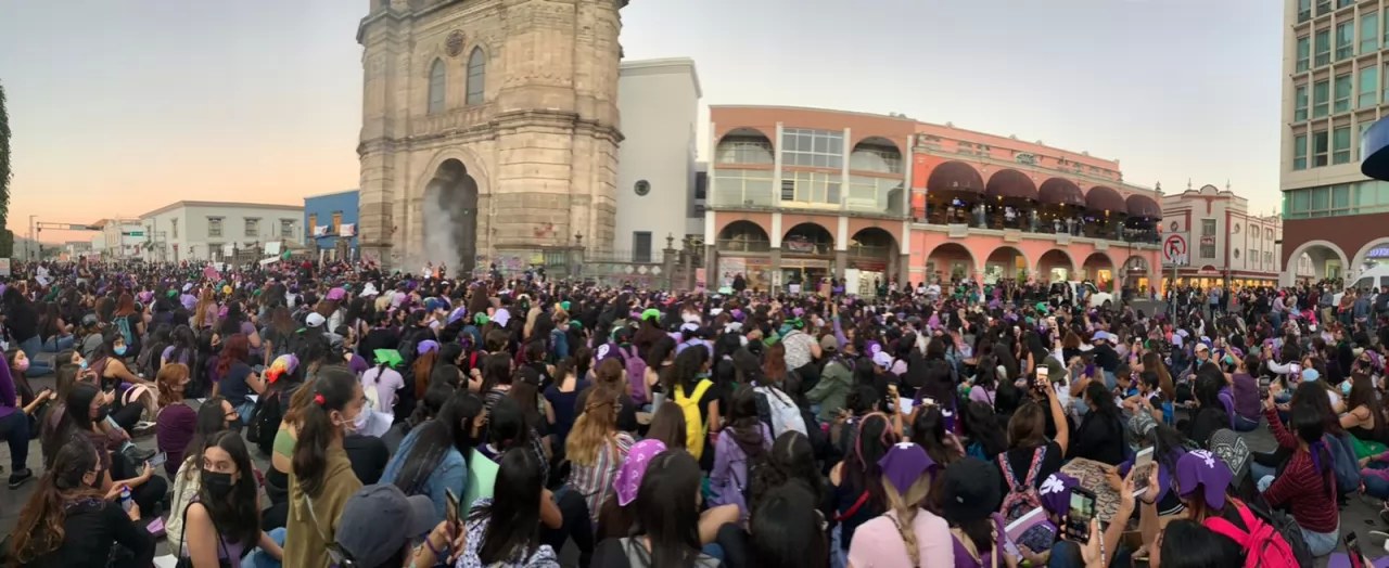 Marchan feministas y alzan la voz en el día de la mujer