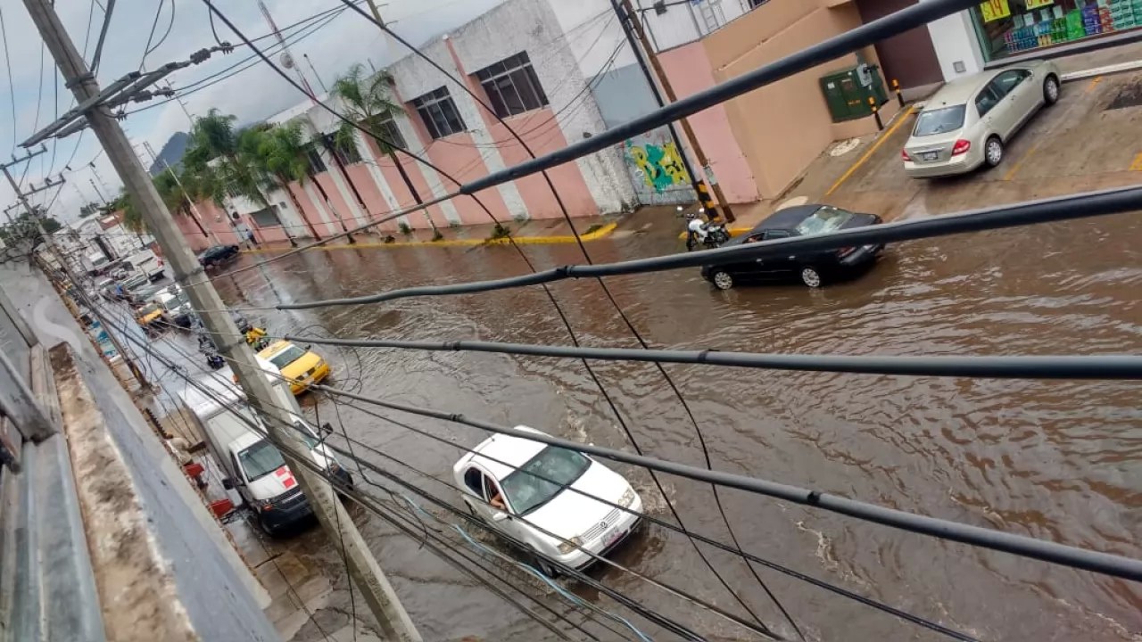 Laguna pluvial de avenida Independencia provoca graves daños a automovilistas