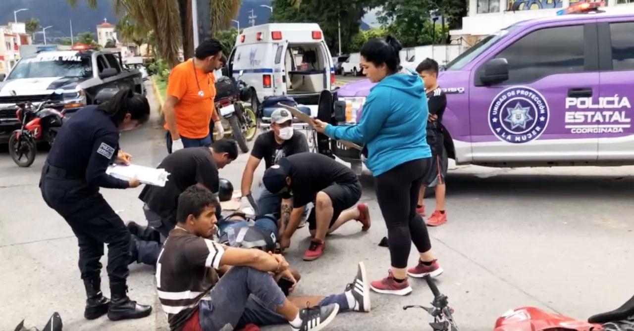 Despistado chofer impacta a motociclistas