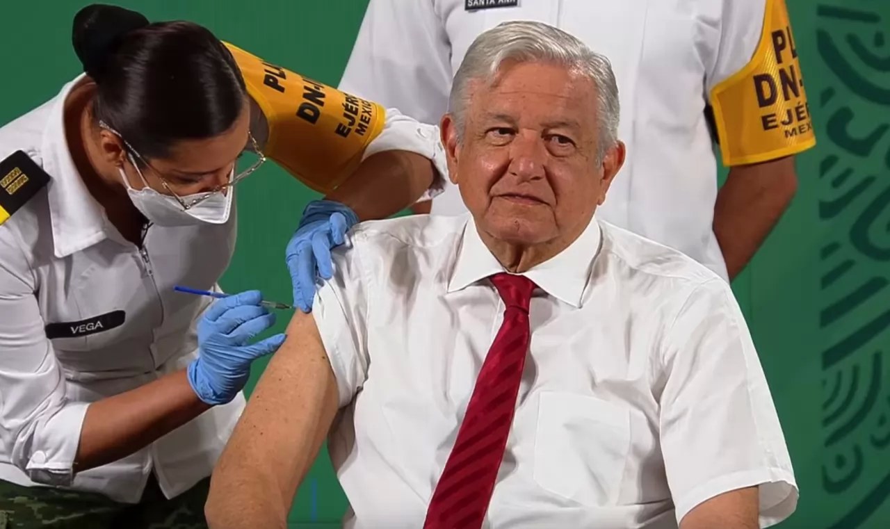 AMLO recibe segunda dosis de vacuna de AstraZeneca