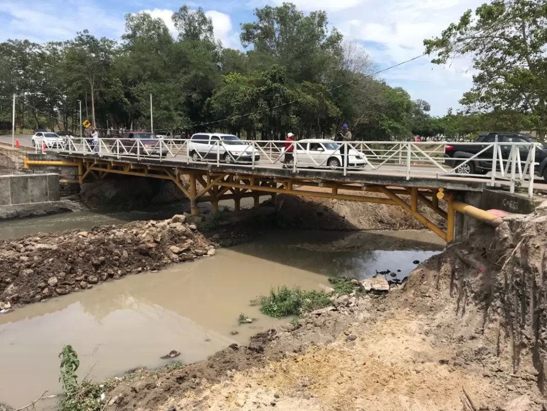 Cierran puente que cruza a la Colosio por riesgo de colapso
