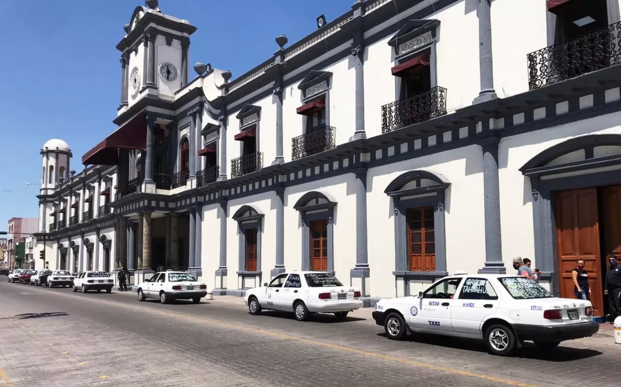 Buscan 160 choferes recibir un permiso de taxi en Nayarit