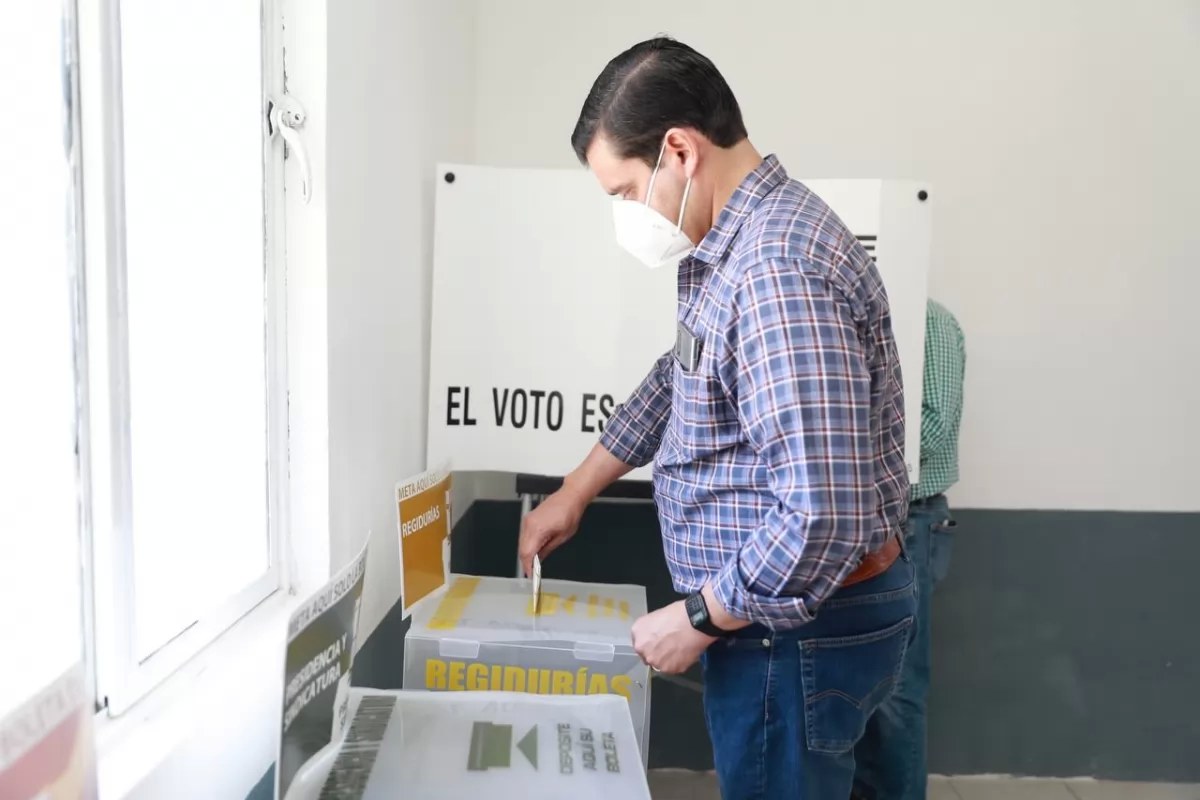 Gobernador Antonio Echevarría emite su voto en casilla 712